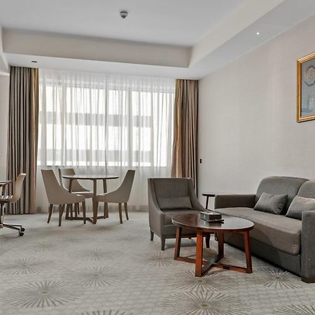 Holiday Suites Al Azizia Mekka Zewnętrze zdjęcie A room at the hotel