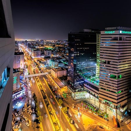 Holiday Suites Al Azizia Mekka Zewnętrze zdjęcie The city of Karachi at night.