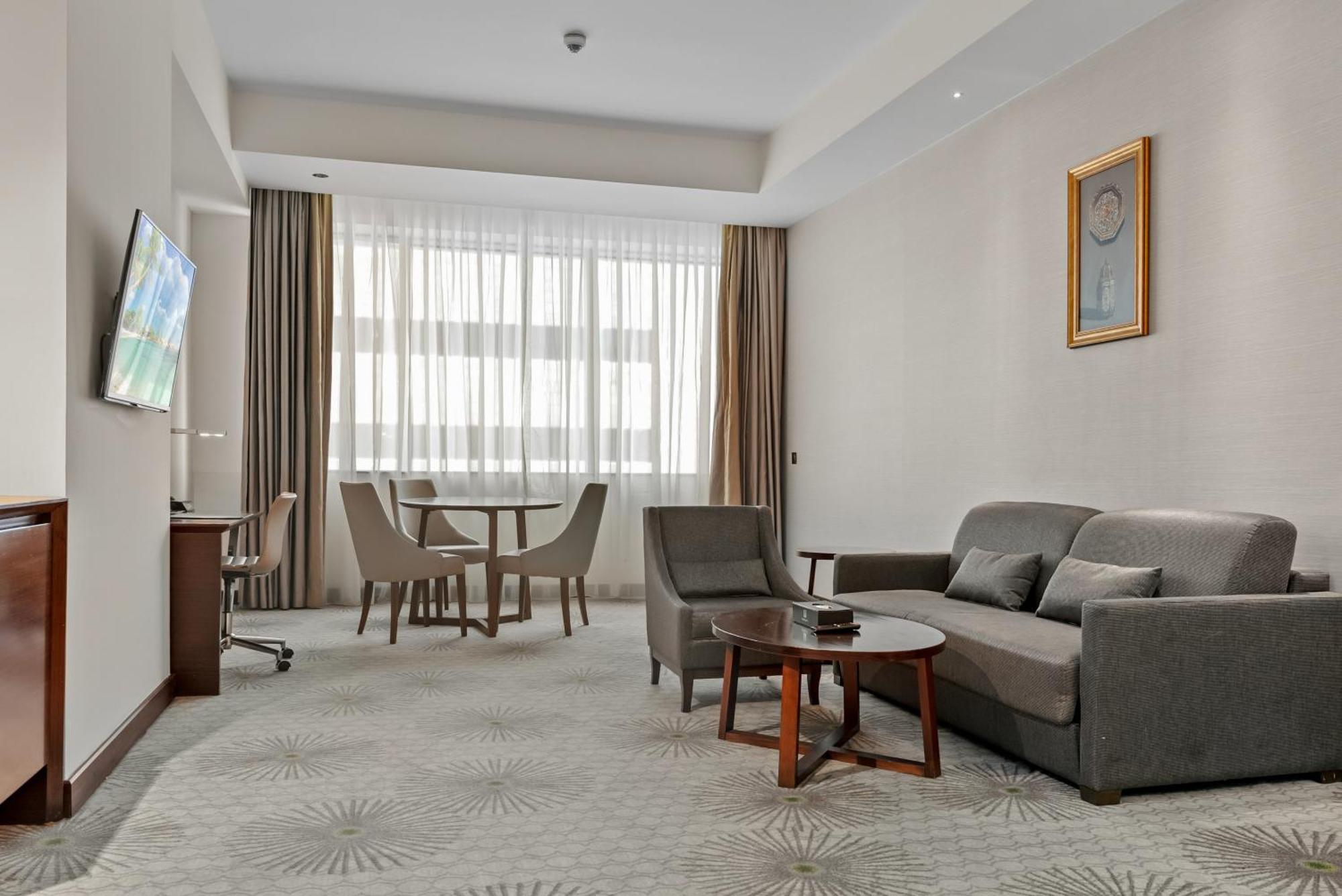 Holiday Suites Al Azizia Mekka Zewnętrze zdjęcie A room at the hotel