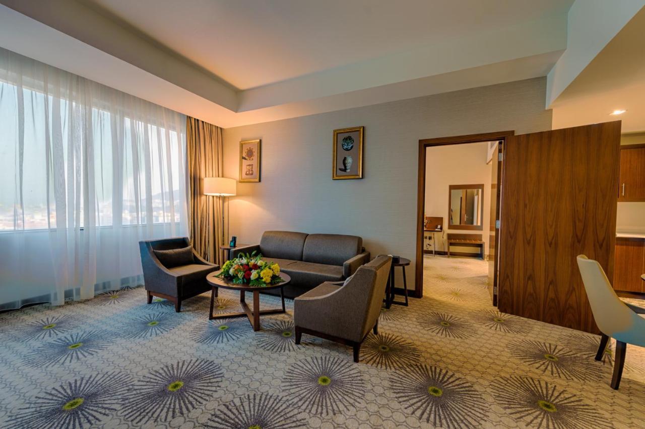 Holiday Suites Al Azizia Mekka Zewnętrze zdjęcie A room at the hotel