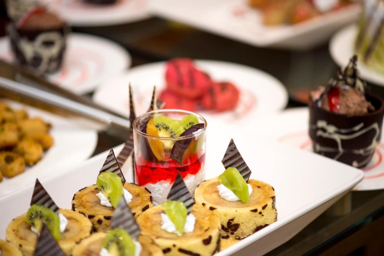 Holiday Suites Al Azizia Mekka Zewnętrze zdjęcie A buffet at a luxury hotel