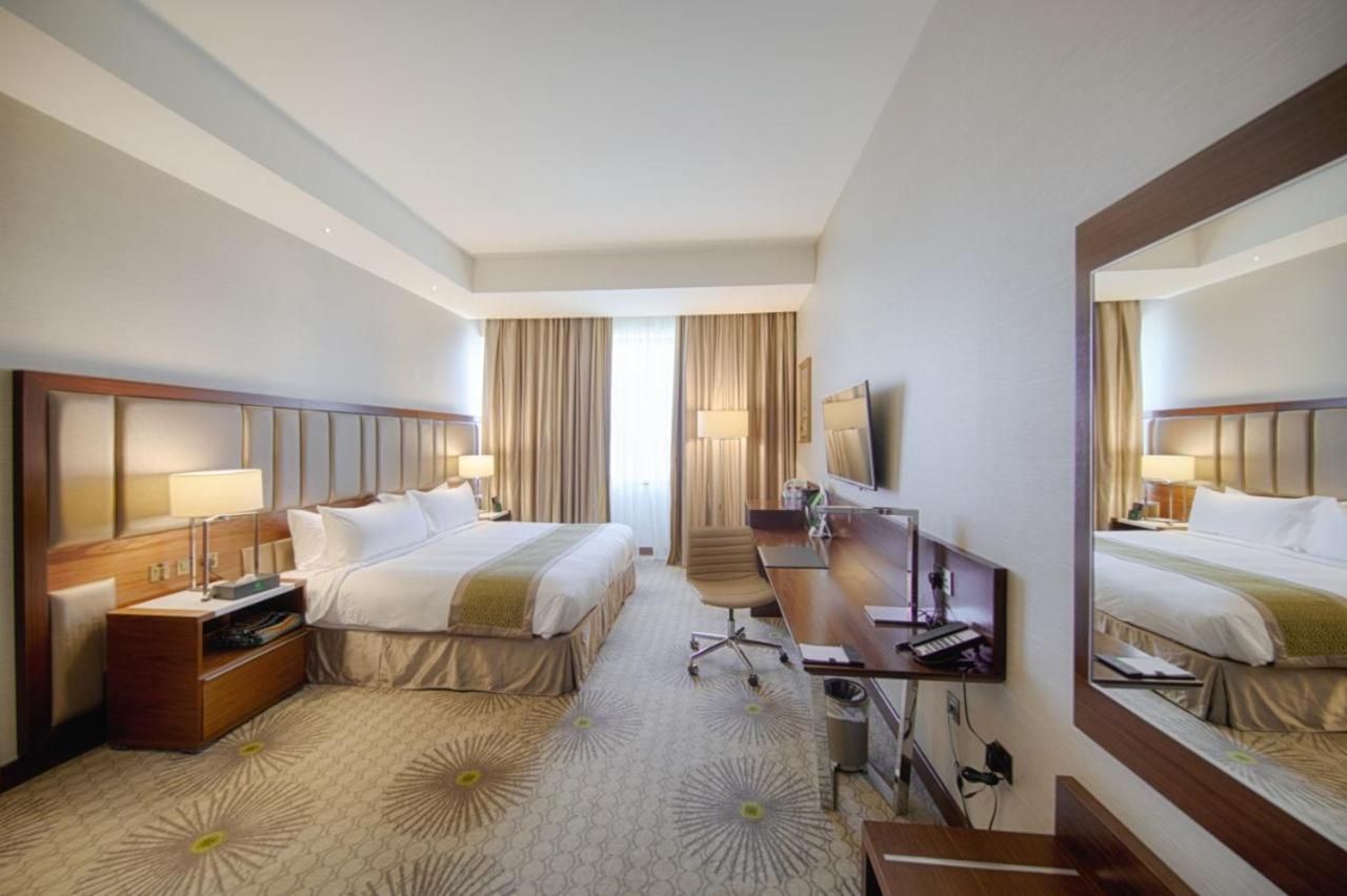 Holiday Suites Al Azizia Mekka Zewnętrze zdjęcie A room at the hotel
