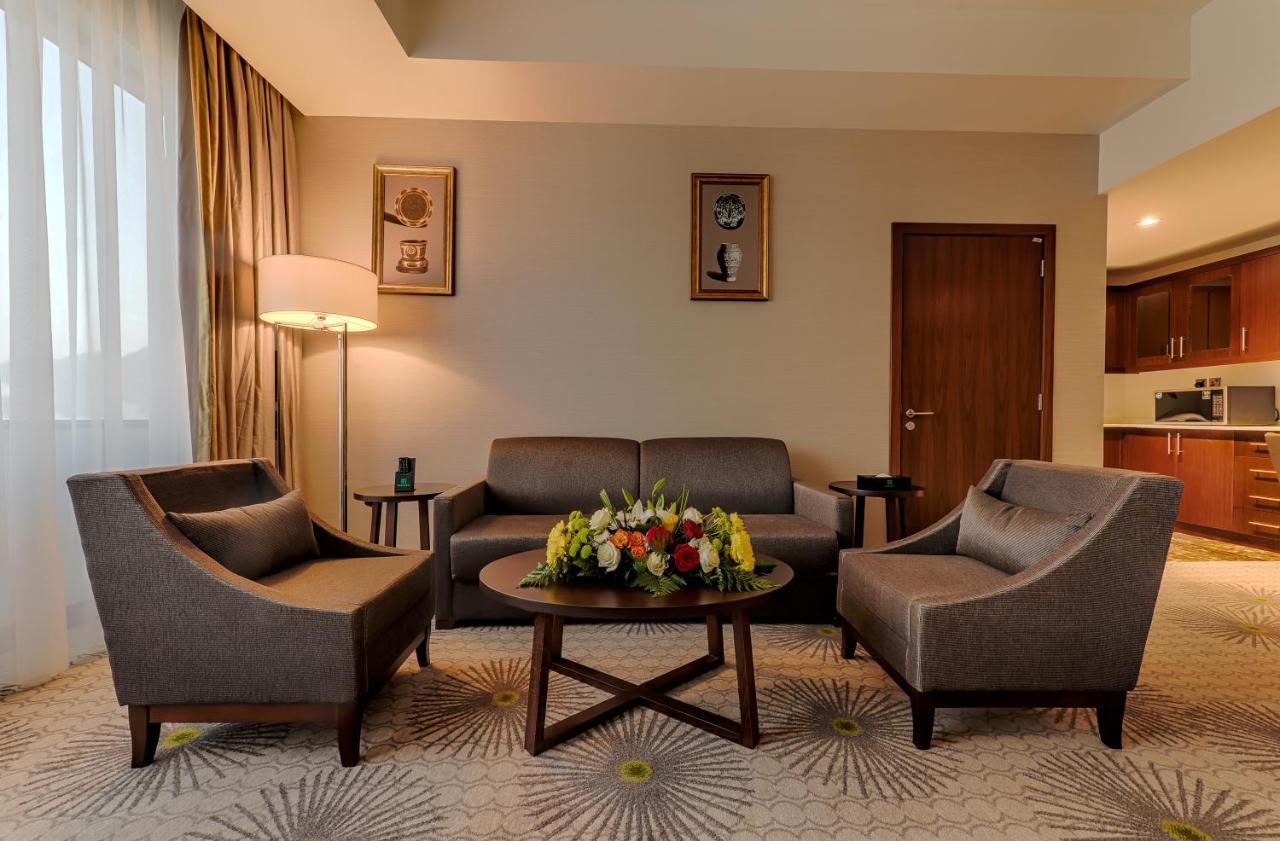 Holiday Suites Al Azizia Mekka Zewnętrze zdjęcie A living room in a hotel