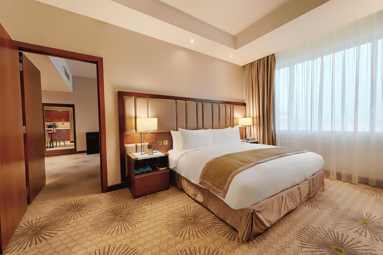 Holiday Suites Al Azizia Mekka Zewnętrze zdjęcie A room at the hotel