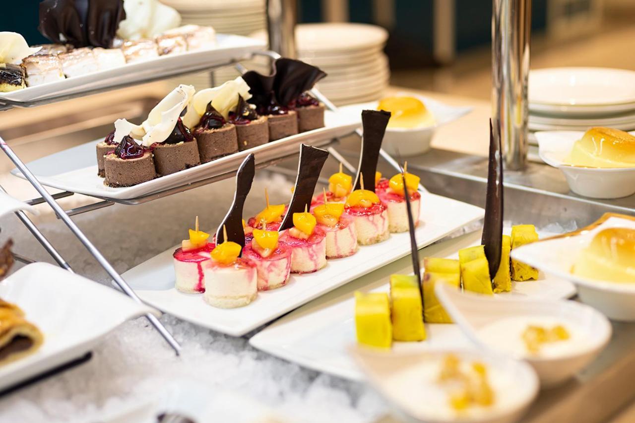 Holiday Suites Al Azizia Mekka Zewnętrze zdjęcie A buffet at a luxury hotel