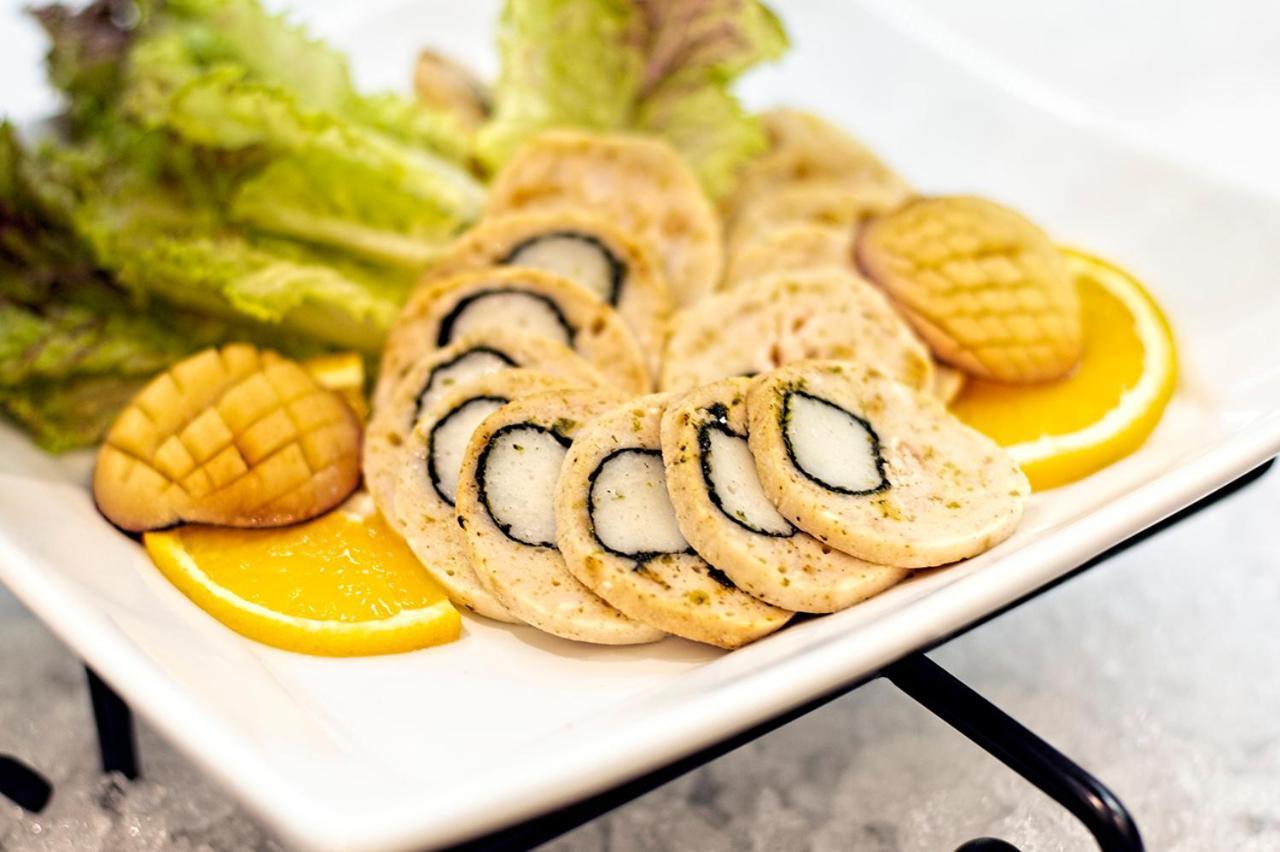 Holiday Suites Al Azizia Mekka Zewnętrze zdjęcie A plate of baked almond cookies