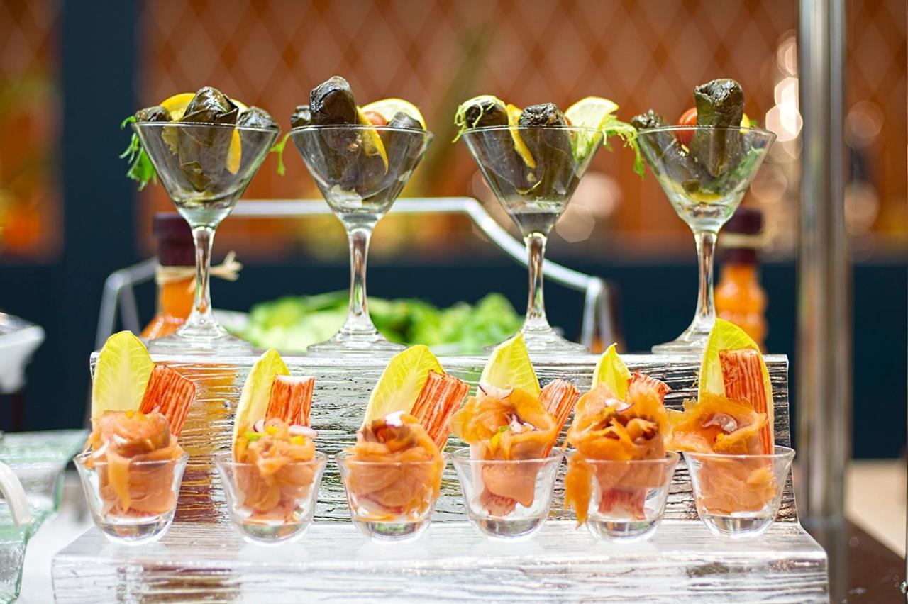 Holiday Suites Al Azizia Mekka Zewnętrze zdjęcie Apéritif at a buffet