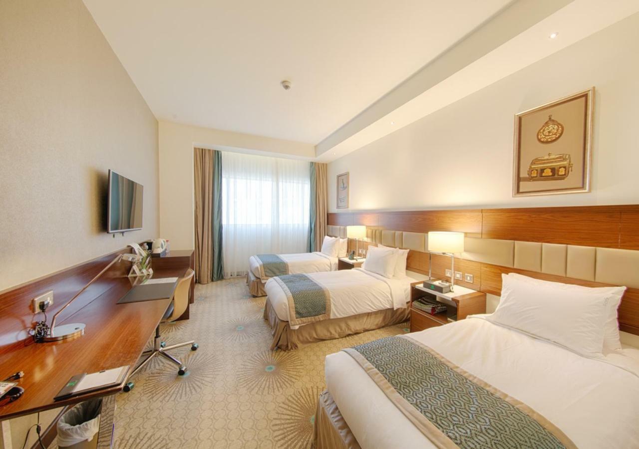 Holiday Suites Al Azizia Mekka Zewnętrze zdjęcie A room at the hotel